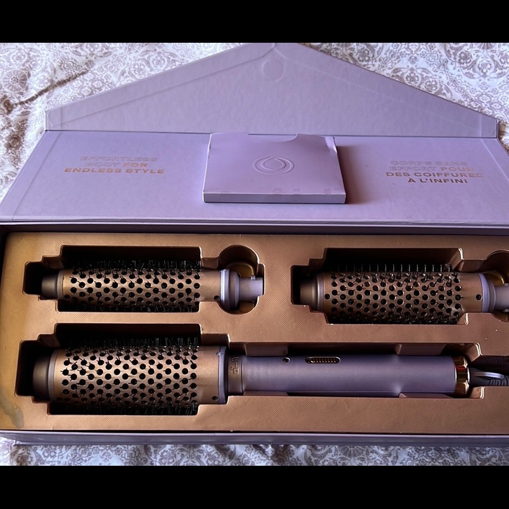 Create salon-quality blowouts with our Interchangeable Thermal Blowout Brush!